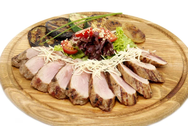Ein Teller mit Fleisch und Gemüse — Stockfoto