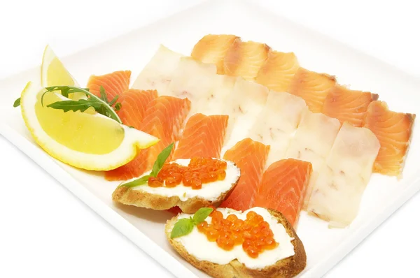 En tallrik med fisk och kaviar — Stockfoto