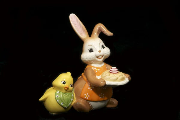 Керамический пасхальный кролик — стоковое фото