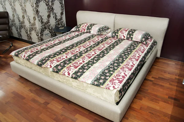 Łóżko w sypialni pokój dzienny z łóżkiem typu king-size — Zdjęcie stockowe