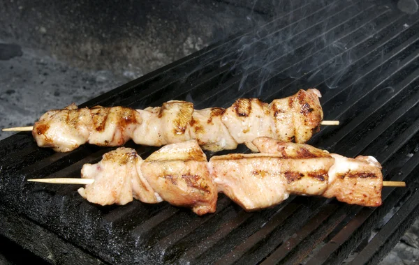Kip kebabs op de grill — Stockfoto