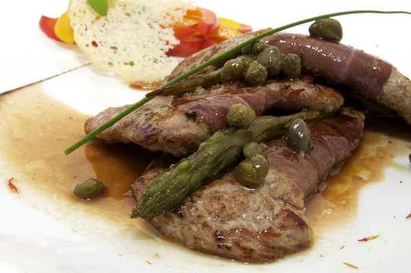 Meat with asparagus — Stock Photo, Image