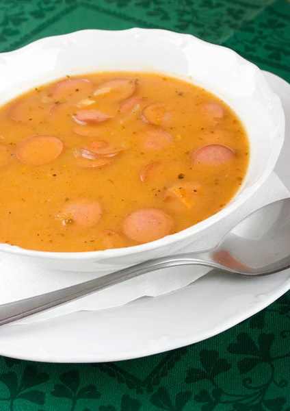 Gulášová polévka s kousky klobásy — Stock fotografie