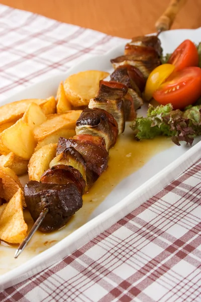 Spießfleisch mit Kartoffeln und Gemüse — Stockfoto