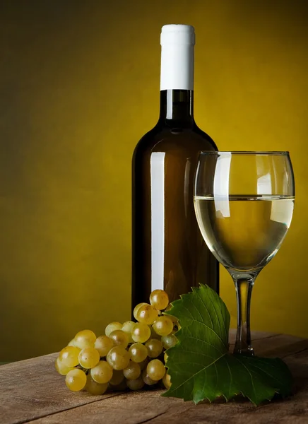На склянці з вином і пляшкою — стокове фото