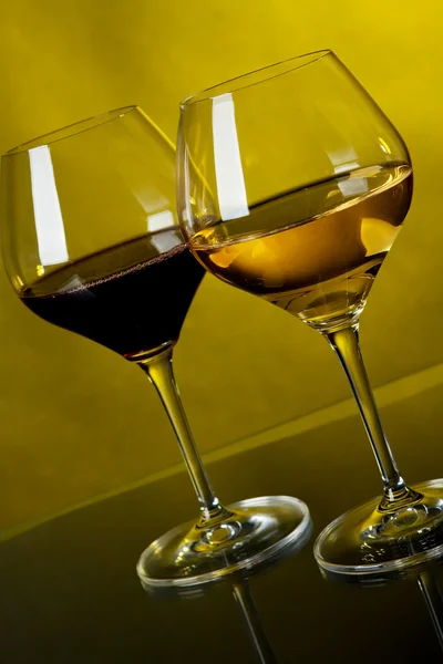 Dois copos de vinho em um fundo amarelo — Fotografia de Stock