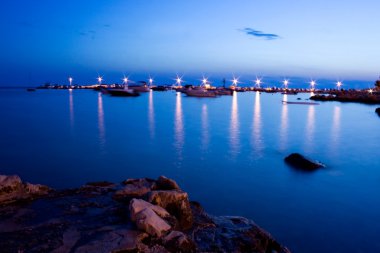 gün batımında tekne ile mavi akşam harbor