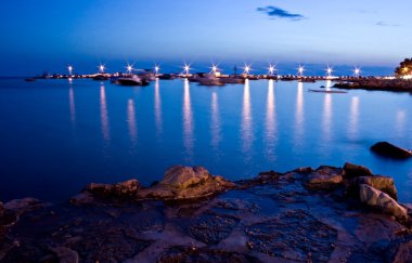 gün batımında tekne ile mavi akşam harbor