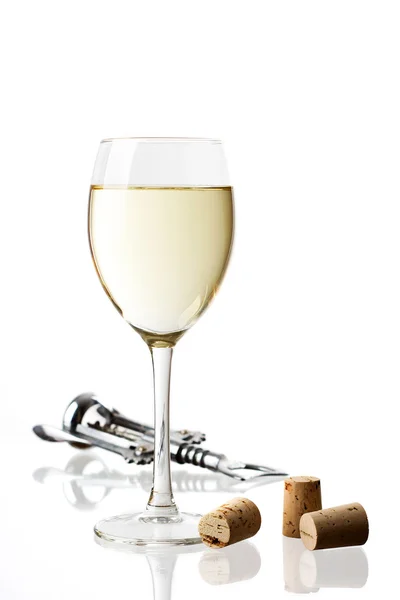 Vinho branco em um copo com saca-rolhas — Fotografia de Stock