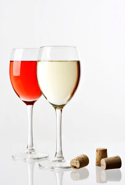 White and red wine in glasses with corks — Stock Photo, Image