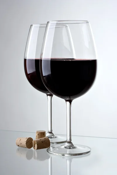 Rode wijn in glazen en kurken — Stockfoto