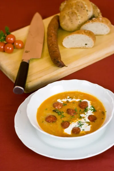 Суп с колбасой и хлебом — стоковое фото