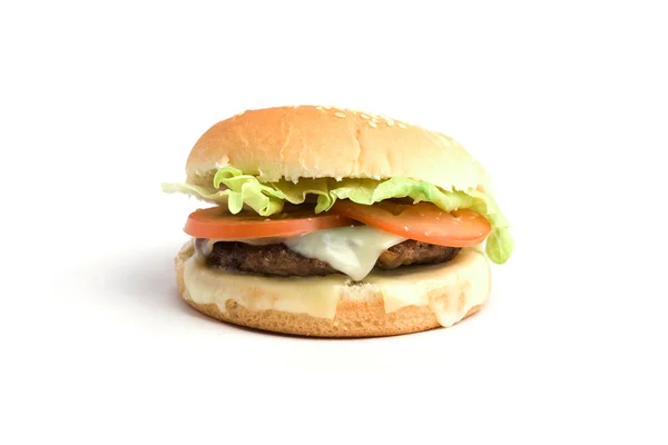 Hambúrguer de carne com queijo, tomate e alface — Fotografia de Stock