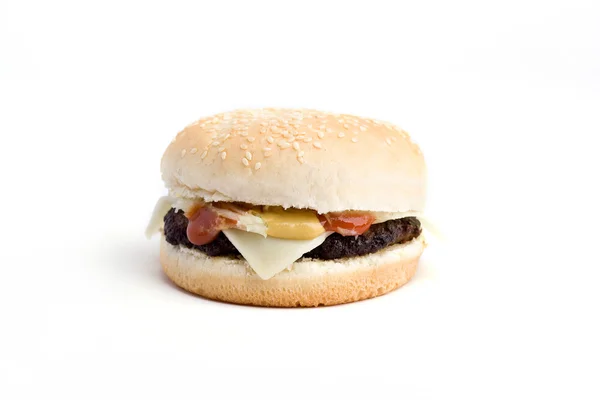 Fatia de carne de bovino, queijo processado, ketchup e mostarda — Fotografia de Stock