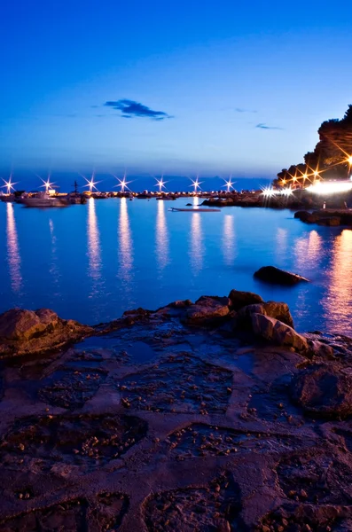 Puerto de noche azul con barcos al atardecer —  Fotos de Stock