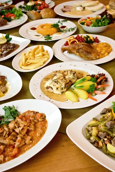 Uma mesa cheia de deliciosos pratos tchecos — Fotografia de Stock