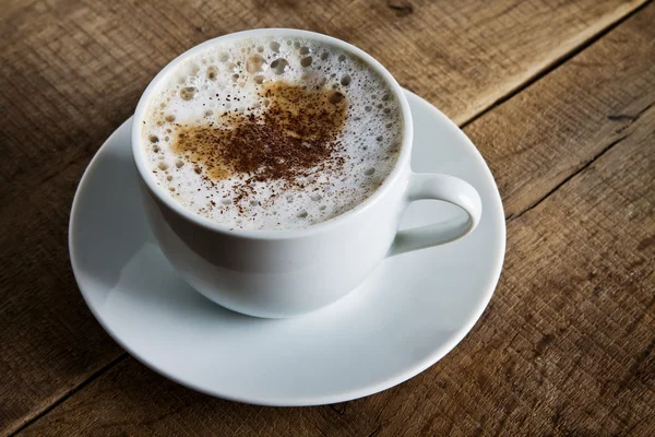 Tasse à café blanche parfaite sur la table — Photo