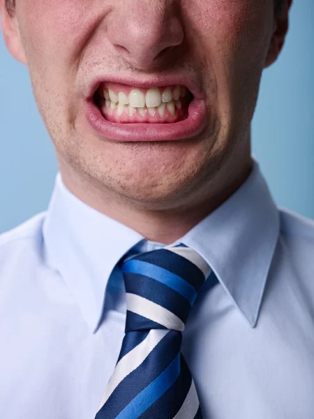 Un homme en colère criant à la caméra. Gros plan — Photo