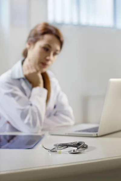 Stethoskop auf Schreibtisch in Arztpraxis — Stockfoto
