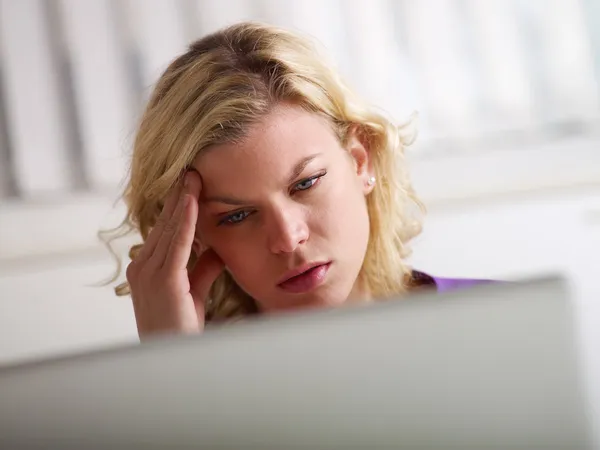 Ból głowy i zdrowie problemy dla młodej kobiety w pracy — Zdjęcie stockowe