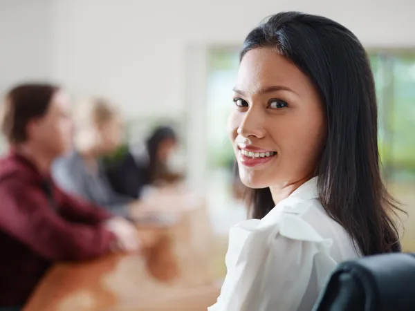 Empresários conversando na sala de reuniões e mulher sorrindo — Fotografia de Stock