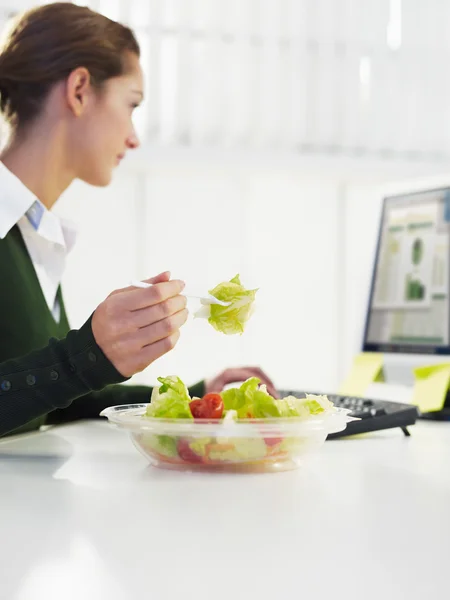 Üzletasszony eszik saláta — Stock Fotó