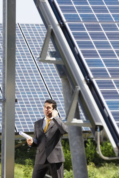 Homem de negócios e painéis solares — Fotografia de Stock