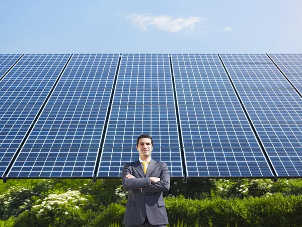 Бізнесмен і сонячні панелі — стокове фото