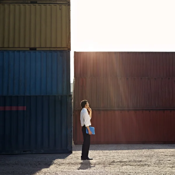 Zakenman met shipping containers — Stockfoto