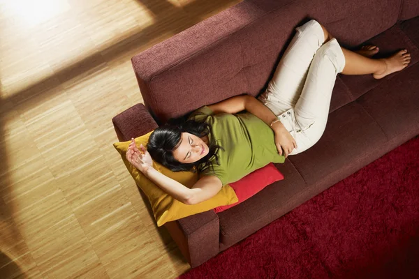Mulher dormindo no sofá — Fotografia de Stock
