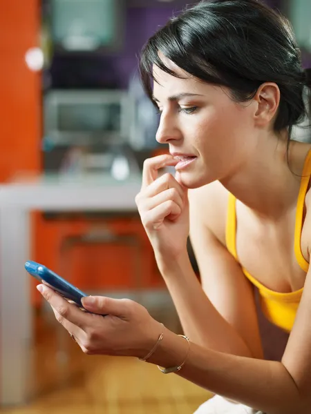 Mujer nerviosa sosteniendo teléfono celular — Foto de Stock