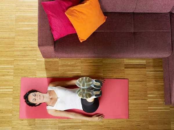 Mulher fazendo exercícios abdominais em casa — Fotografia de Stock