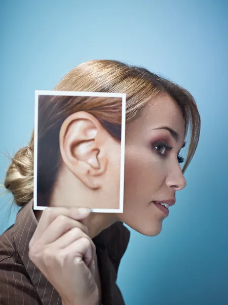 Affärskvinna med stora öron — Stockfoto