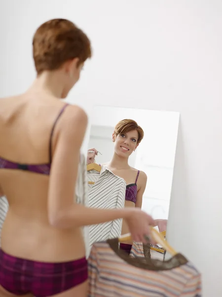 Woman getting dressed — Stock Photo, Image