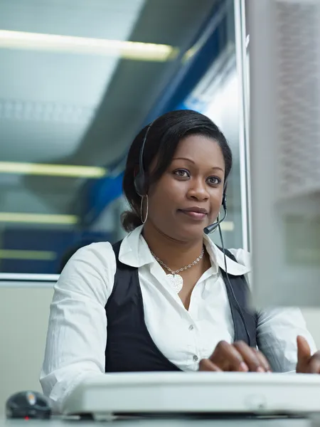 Adult woman working in call center — Stock Photo, Image