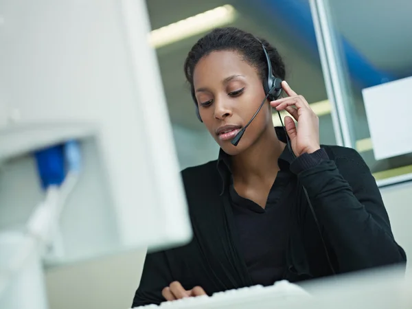 Vrouw werkt in call center — Stockfoto