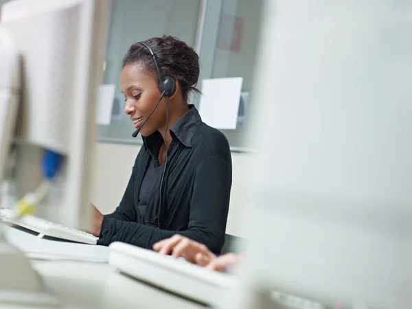 Kvinna som arbetar i callcenter — Stockfoto