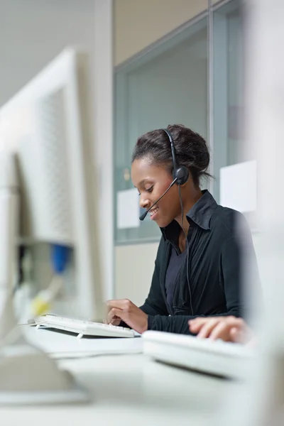 Kvinnor som arbetar i callcenter — Stockfoto