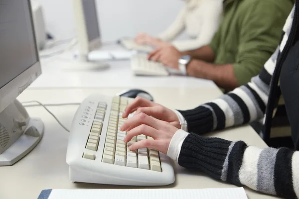 Φοιτητές δακτυλογράφηση στο πληκτρολόγιο στην τάξη του υπολογιστή — Φωτογραφία Αρχείου