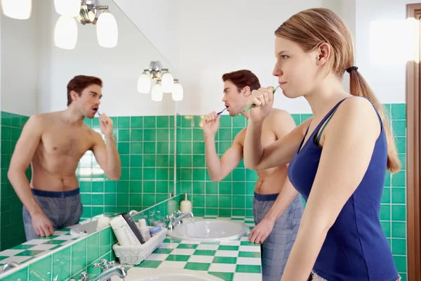 Esposo y esposa cepillarse los dientes en el baño — Foto de Stock