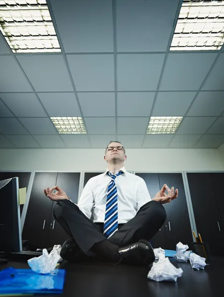 Empresário fazendo ioga no escritório — Fotografia de Stock