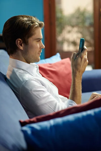 Homem digitando sms no celular — Fotografia de Stock