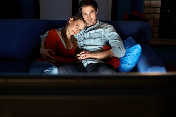 Hombre y mujer viendo la película en la televisión — Foto de Stock