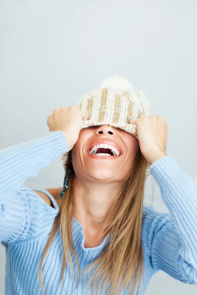 Donna che copre il viso con cappello — Foto Stock