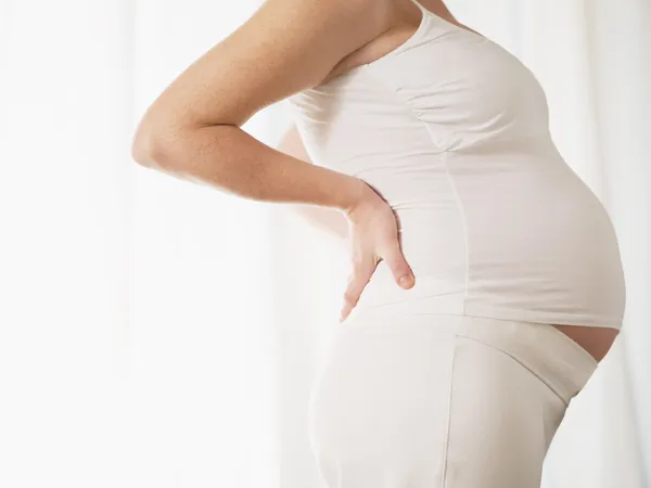Έγκυος γυναίκα που έχει πόνο στην πλάτη — Φωτογραφία Αρχείου