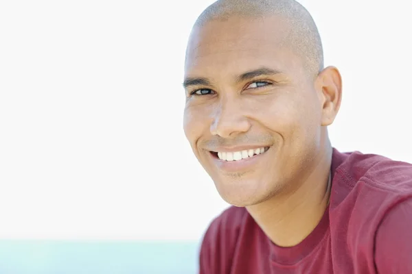 Fiatal latino férfi mosolyogva kamera — Stock Fotó
