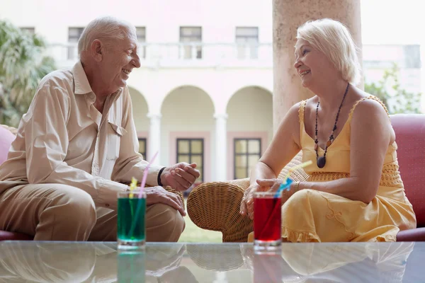Старик и женщина пьют в баре отеля — стоковое фото