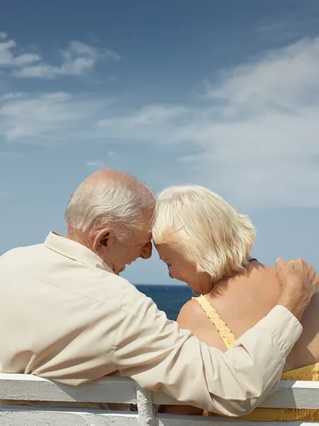 Alter Mann und Frau auf Bank am Meer — Stockfoto