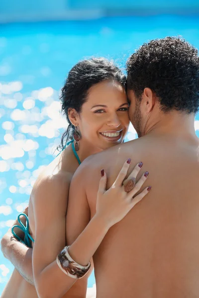 Jovem casal fazendo lua de mel no resort — Fotografia de Stock