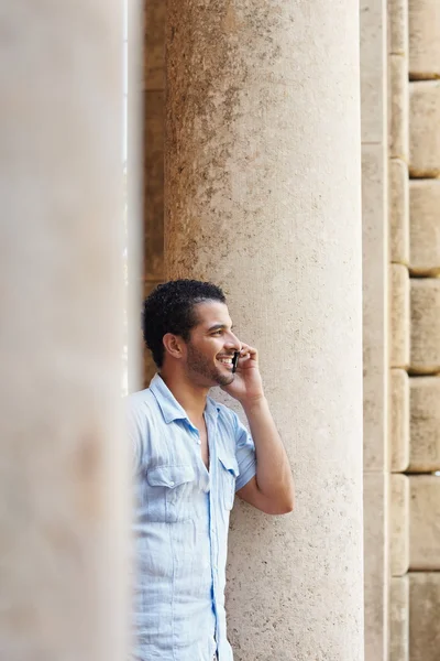 Hombre hablando por celular — Foto de Stock